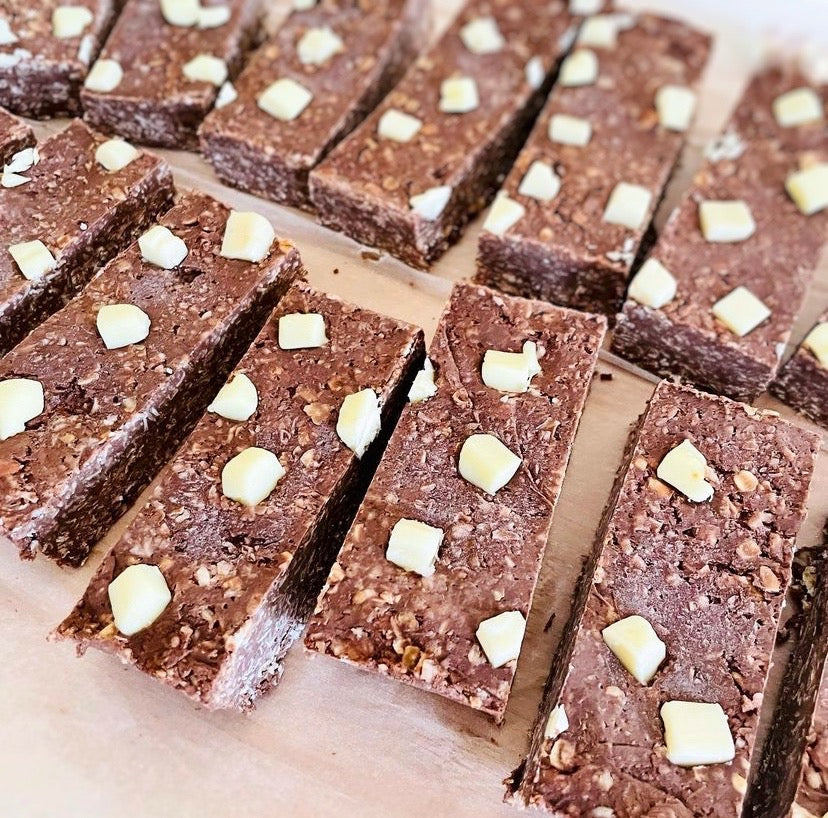 NO BAKE DOUBLE CHOCOLATE CHIP PROTEIN BARS